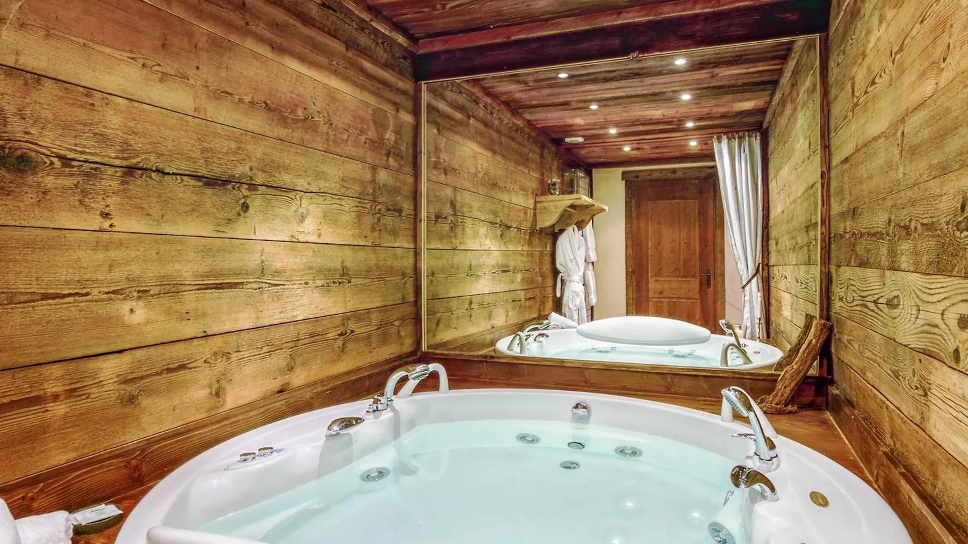 Chalet Haut-Savoyard Avec Jacuzzi A Megeve - Fr-1-569-135 Villa France